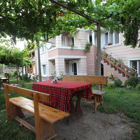 Hotel Slanchevata Kashta Krushuna Exterior foto